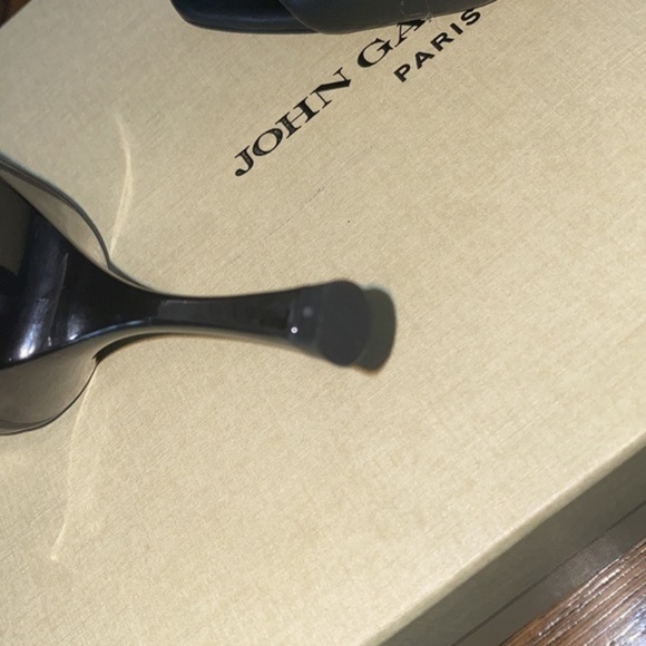 JOHN GALLIANO Brand New in Box super comfy
Chain-Trim Leather Sandals - Picture 9 of 14